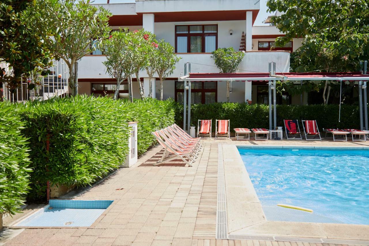 Hotel Residence Key Club モンタルト・ディ・カストロ エクステリア 写真